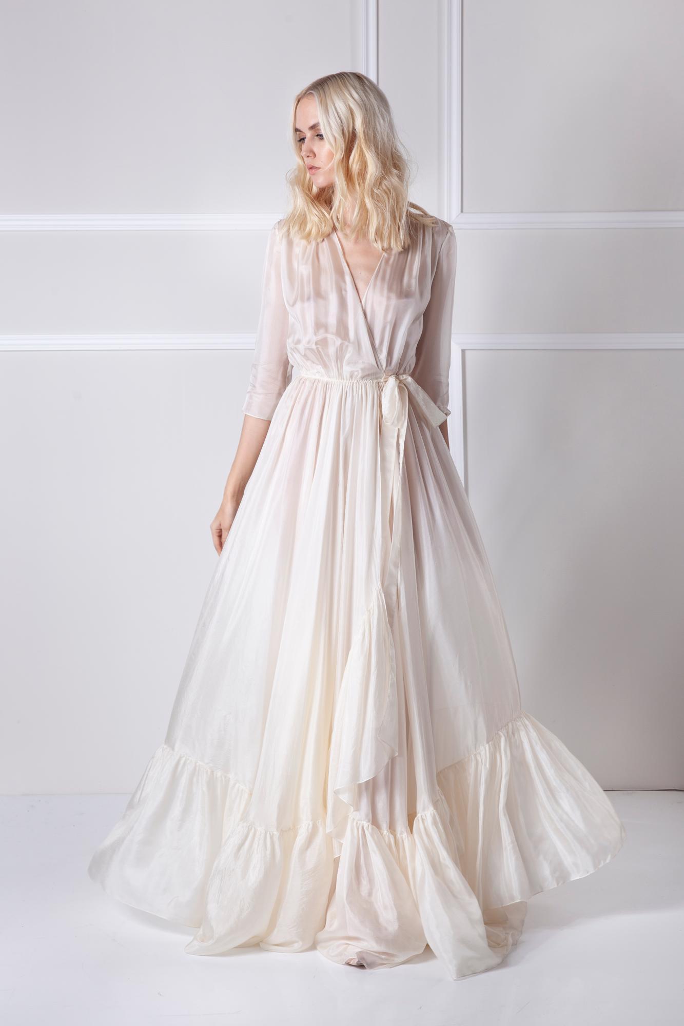 Into the mystic gown Amoralle