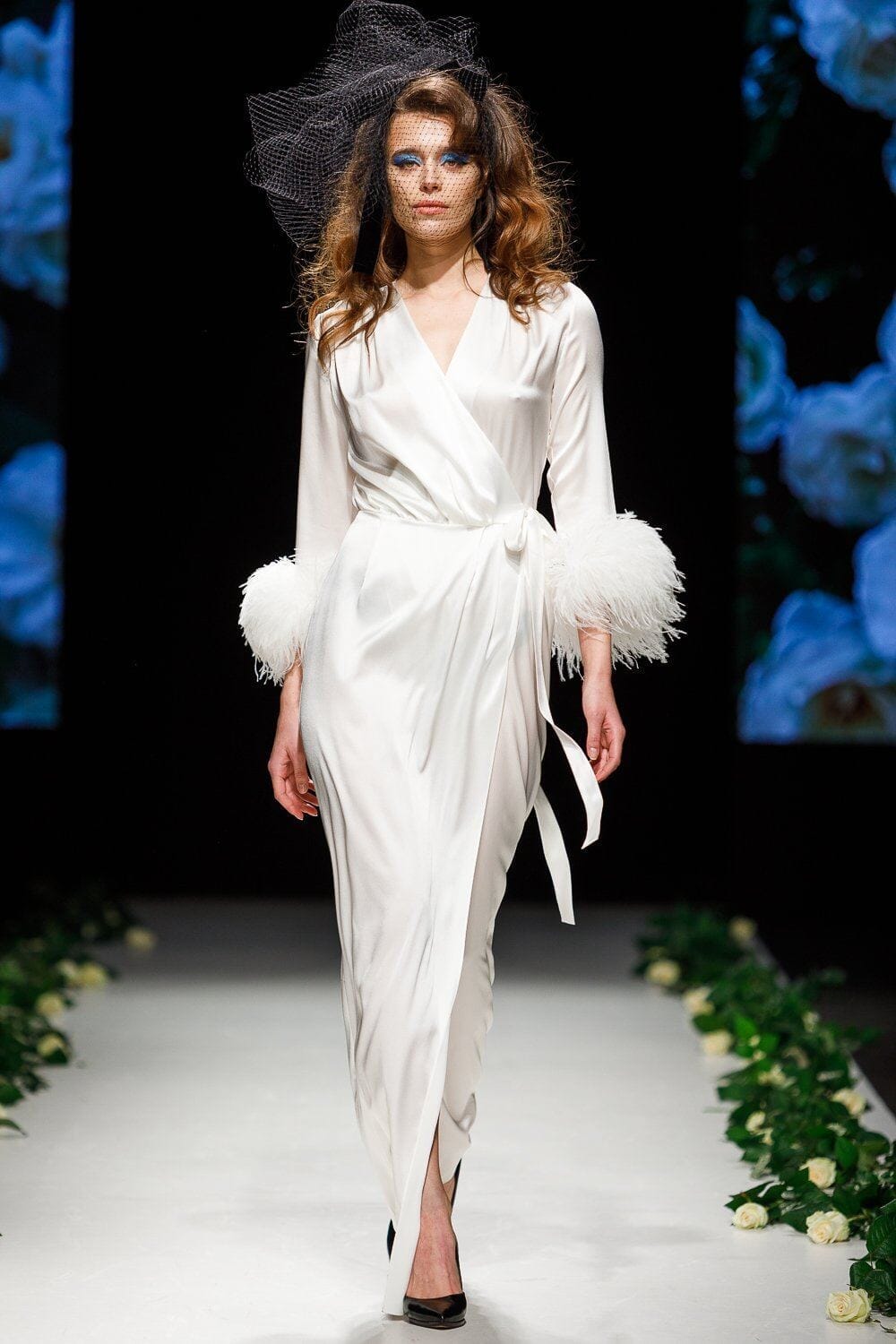  Glimmering Secret Robe Ivory Amoralle