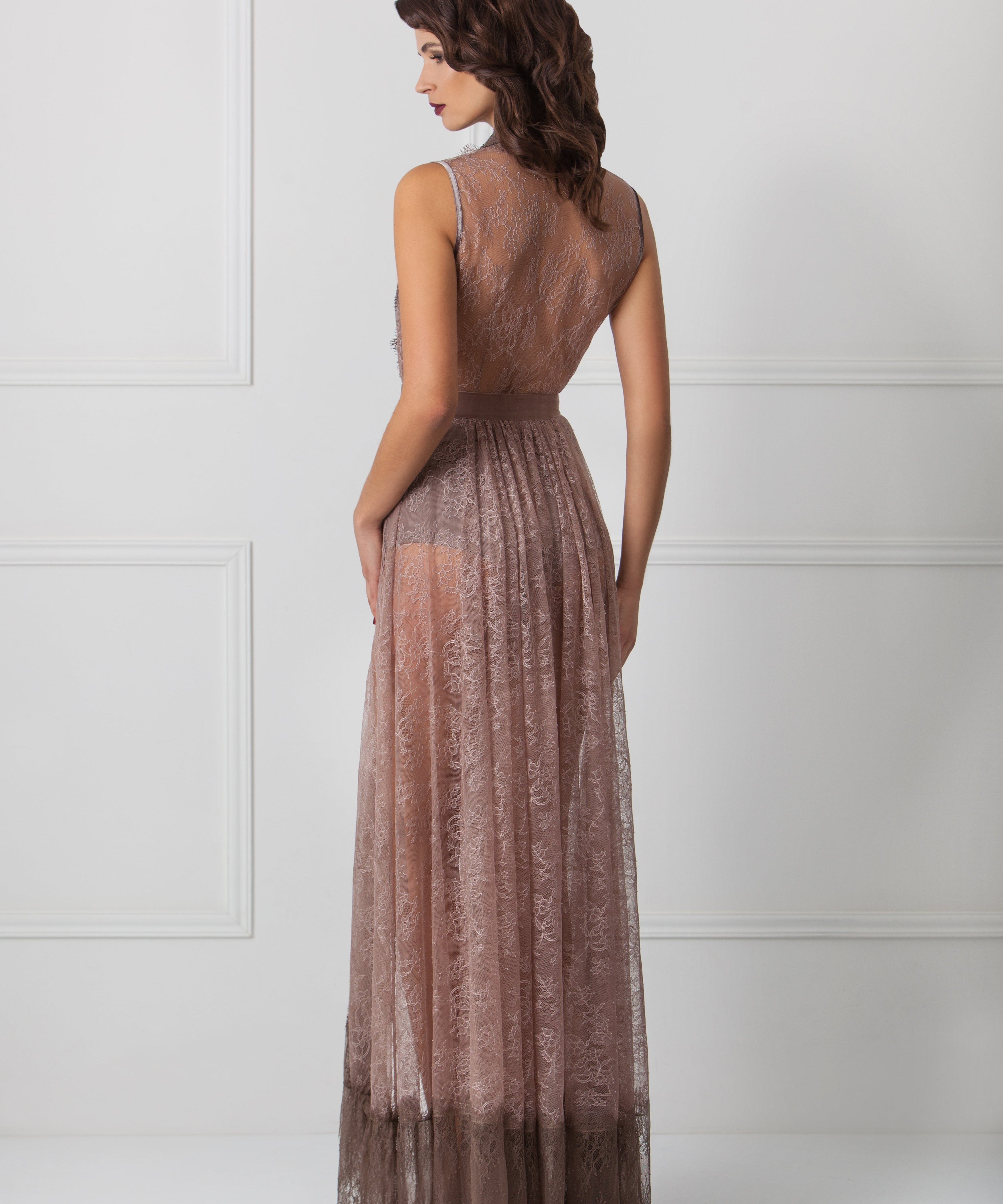  Sumptuous lace gown Amoralle
